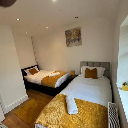 Fabulous 3 Bedroom House , Sleeps Up To 5-7 Guest. South Ockendon 외부 사진