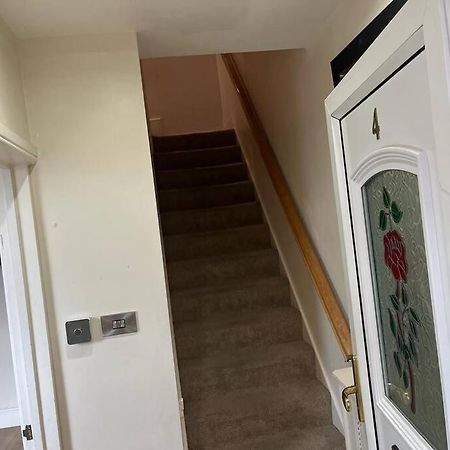 Fabulous 3 Bedroom House , Sleeps Up To 5-7 Guest. South Ockendon 외부 사진