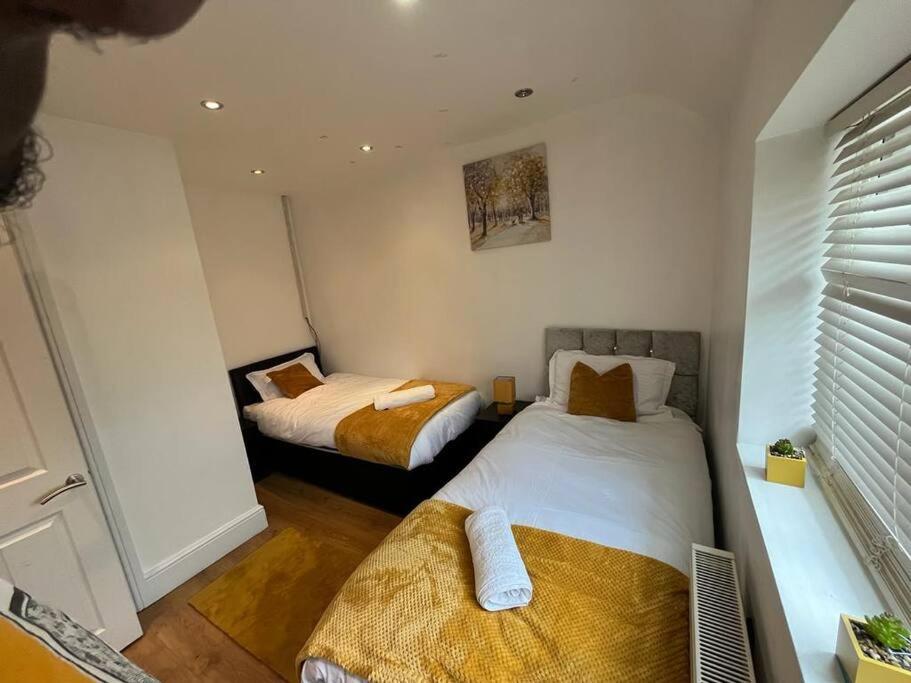 Fabulous 3 Bedroom House , Sleeps Up To 5-7 Guest. South Ockendon 외부 사진