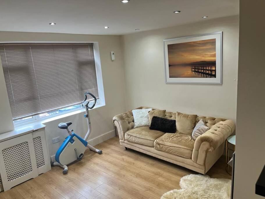 Fabulous 3 Bedroom House , Sleeps Up To 5-7 Guest. South Ockendon 외부 사진