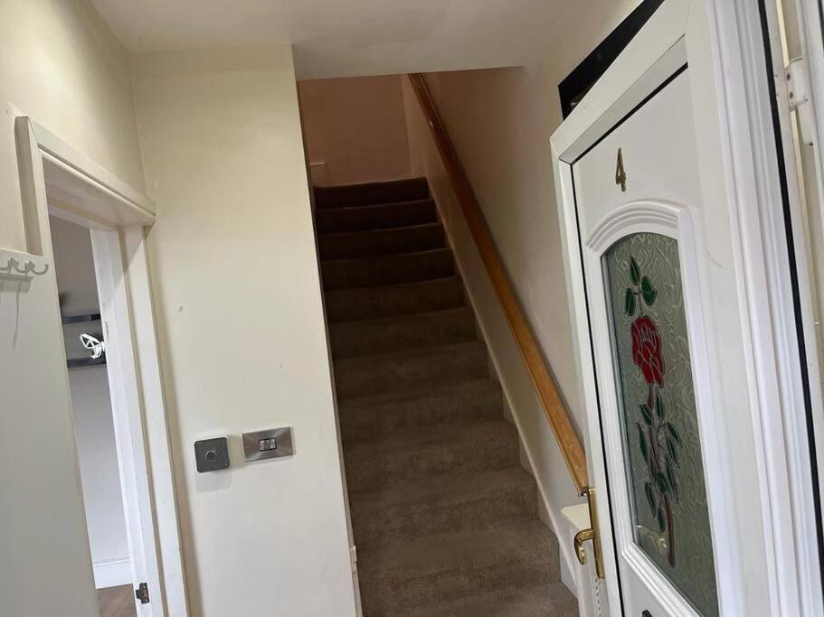 Fabulous 3 Bedroom House , Sleeps Up To 5-7 Guest. South Ockendon 외부 사진