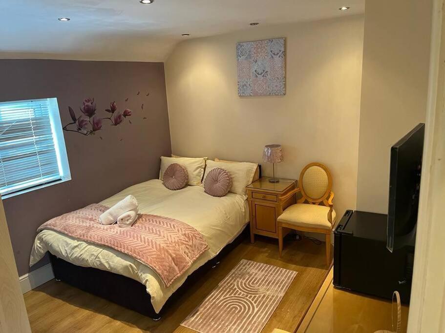 Fabulous 3 Bedroom House , Sleeps Up To 5-7 Guest. South Ockendon 외부 사진