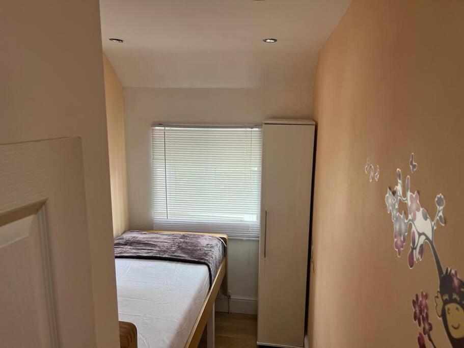 Fabulous 3 Bedroom House , Sleeps Up To 5-7 Guest. South Ockendon 외부 사진