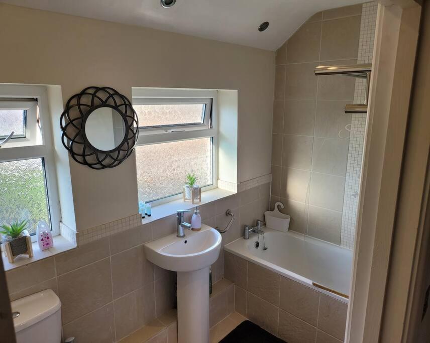 Fabulous 3 Bedroom House , Sleeps Up To 5-7 Guest. South Ockendon 외부 사진