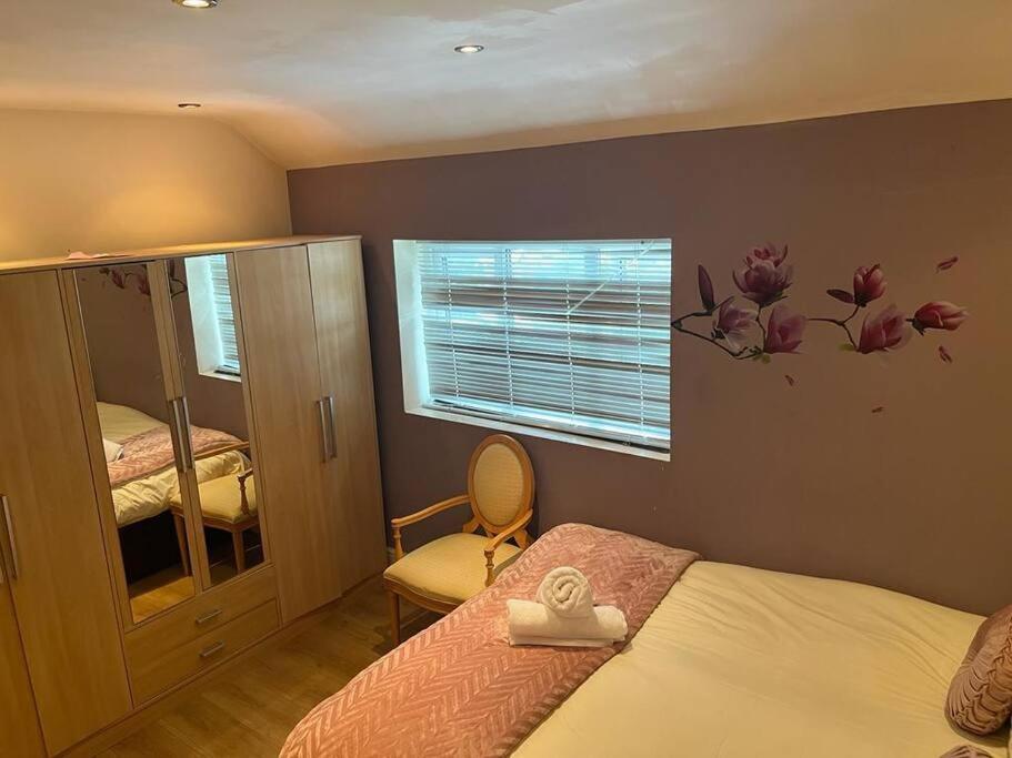 Fabulous 3 Bedroom House , Sleeps Up To 5-7 Guest. South Ockendon 외부 사진